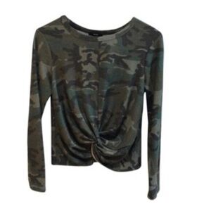 Drew front twist top